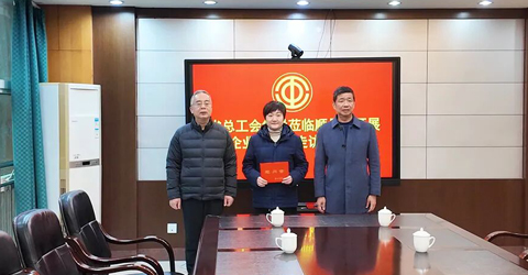 兩名女工患病，省上縣里都來慰問一一虹潤(rùn)三重保障體系筑就員工幸福家