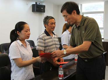 省總工會(huì)黨組書記、副主席陳震一行到順昌虹潤(rùn)精密儀器有限公司慰問(wèn)困難職工